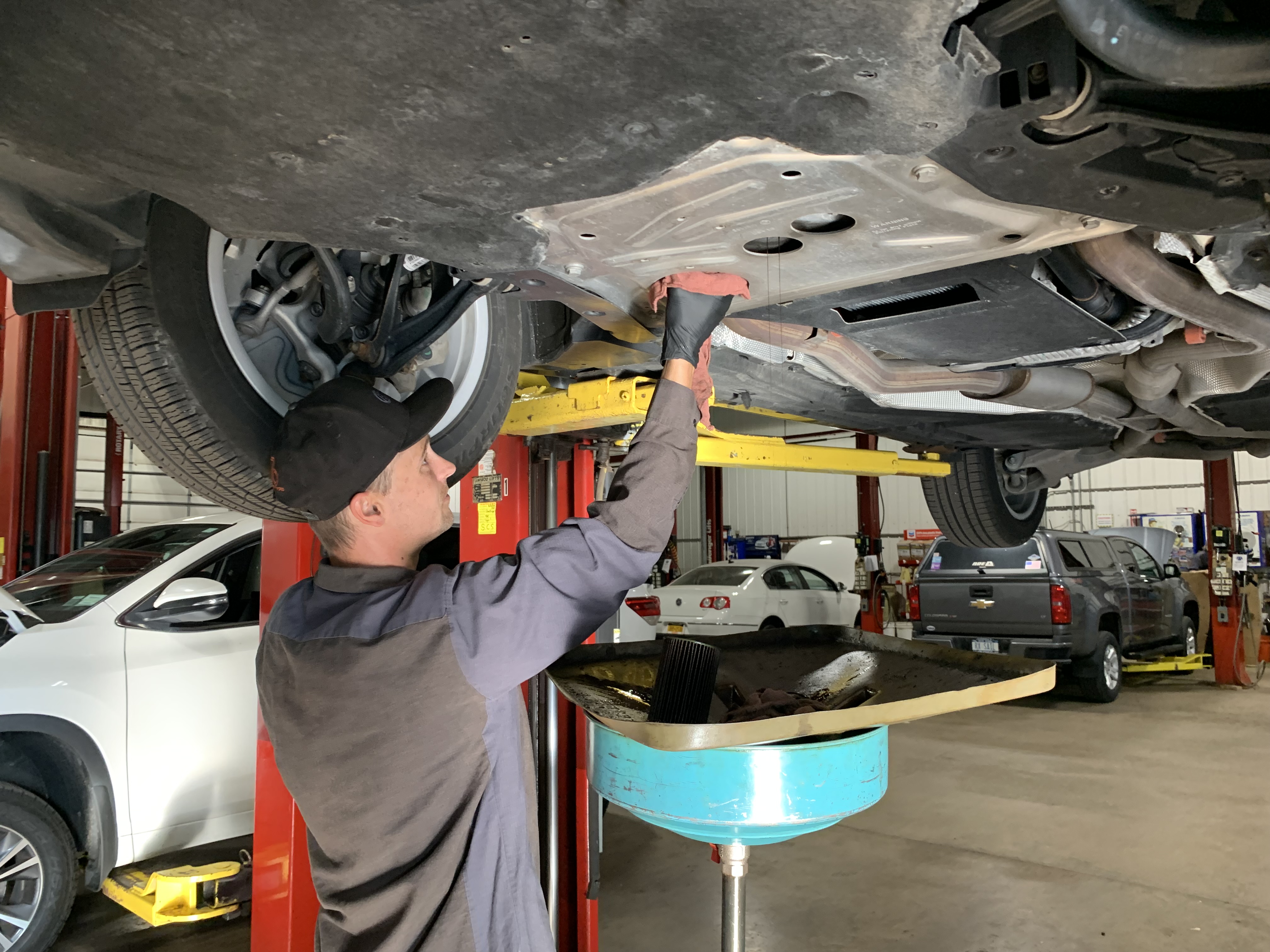 Oil and Filter Change | Lou's Car Care Center, Inc.